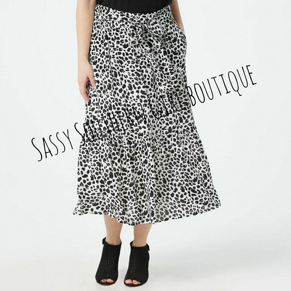 🆕⭐ Black and white snow leopard midi skirt - Picture 1 of 6